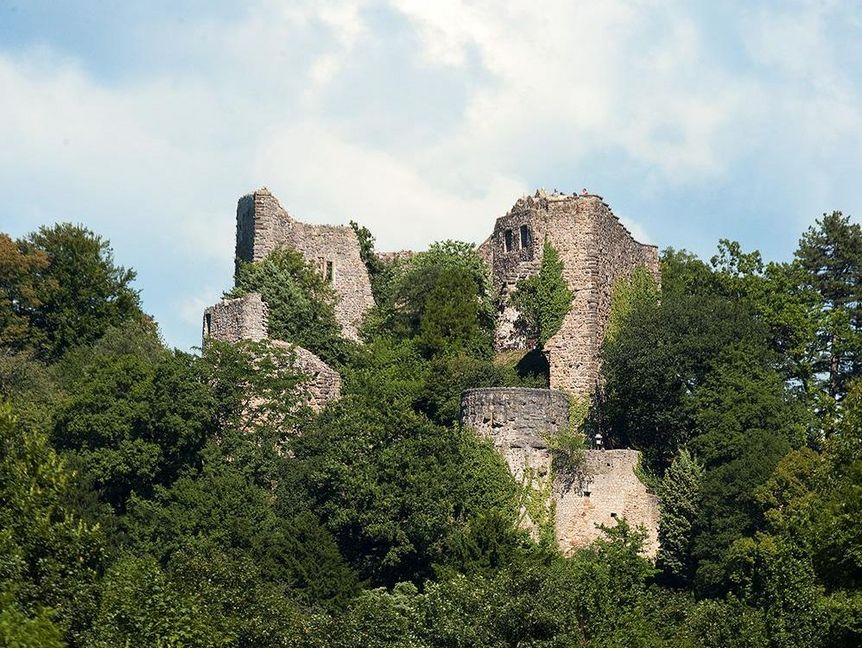 Foto: Staatliche Schlösser und Gärten Baden-Württemberg, Achim Mende Burg Badenweiler von unten